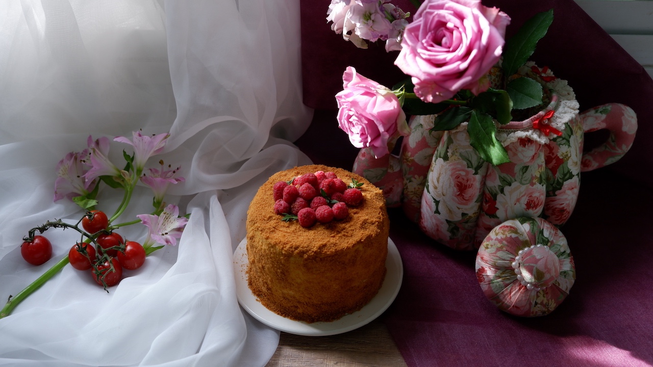 BAKING WORKSHOP FROM SPECIAL SUMMER ALBUM : " HONEY & RASPBERRY MEDOVIK"